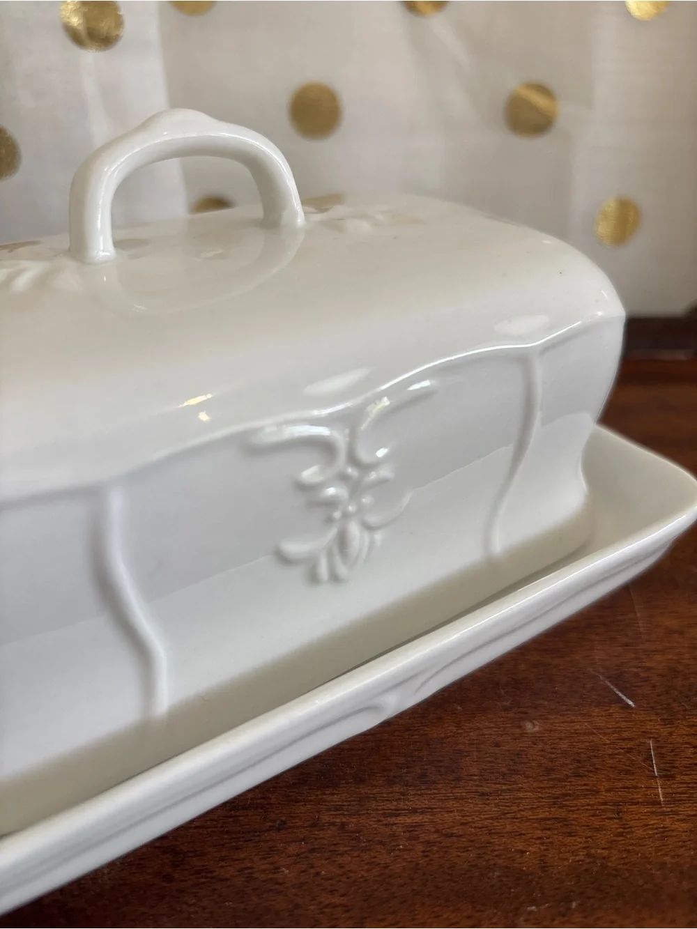 Tabletops Unlimited White Ceramic Butter Dish w Lid Handle Versailles Pattern